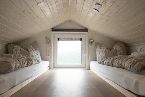2 Betten in einem Zimmer mit Fenster in der Unterkunft Chalet bis 4 Personen ohne Hund - a61158 in Norden