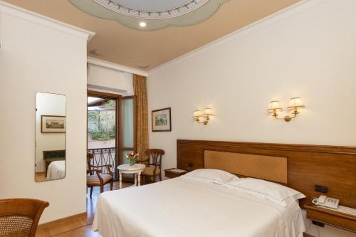 Tempat tidur dalam kamar di Adler Cavalieri Hotel-Private Spa & Gym