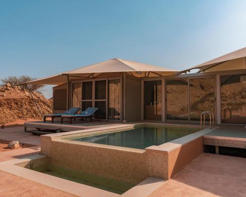 Bazén v ubytování Moon Retreat by Sharjah Collection nebo v jeho okolí