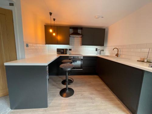 A kitchen or kitchenette at Woodroyd apartments