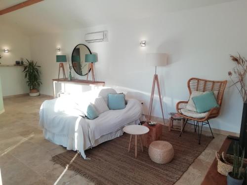 Postel nebo postele na pokoji v ubytování Villa pleine campagne, piscine chauffée , Lubéron