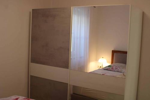 a mirror in a bedroom with a bed in it at Ferienwohnung Veronika in Bad Griesbach