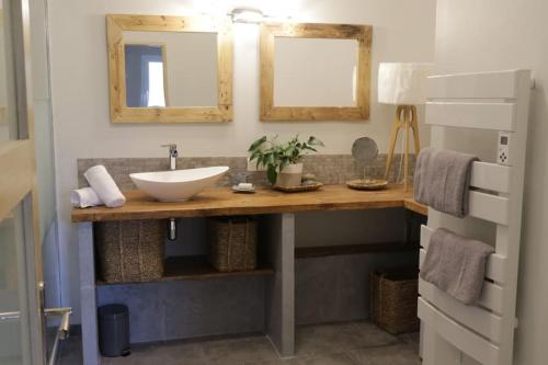 Koupelna v ubytování Villa pleine campagne, piscine chauffée , Lubéron