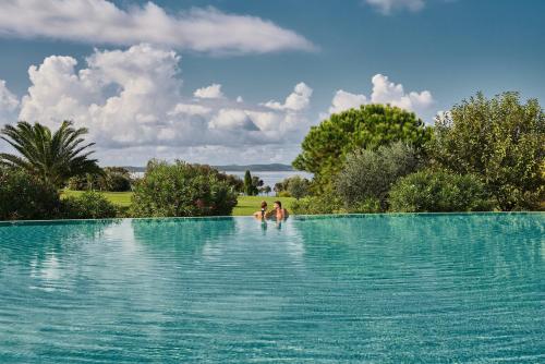 dwoje osób stojących w basenie w obiekcie Falkensteiner Hotel & Spa Iadera w mieście Zadar