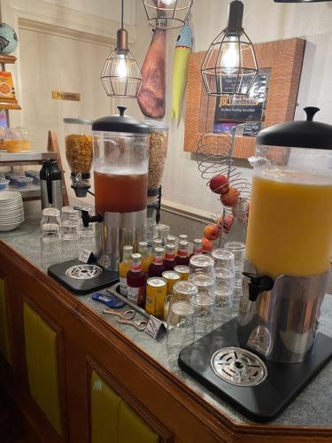 um balcão com um liquidificador e um monte de bebidas em Clifton Court Hotel em Blackpool