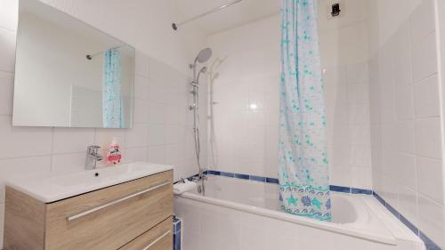 een badkamer met een bad, een toilet en een wastafel bij IMMER 4 chambres 10 personnes in Colmar