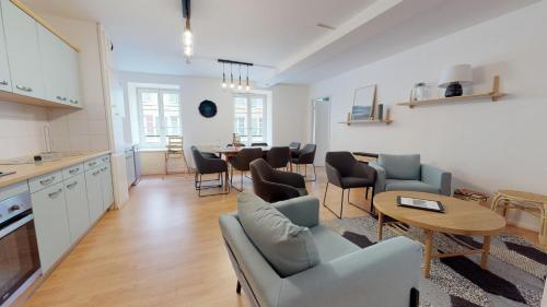 une cuisine et un salon avec une table et des chaises dans l'établissement IMMER 4 chambres 10 personnes, à Colmar