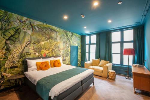 sypialnia z dużym łóżkiem i krzesłem w obiekcie MAF Haarlem Boutique Hotel w mieście Haarlem