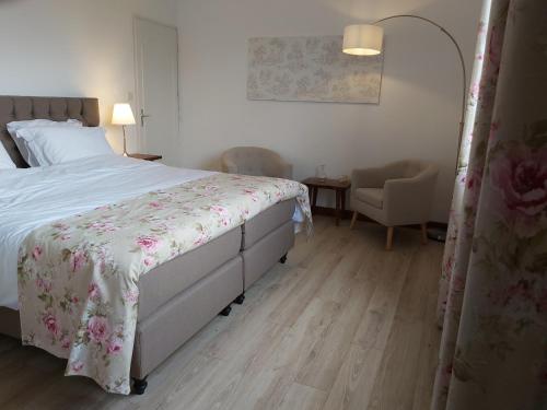 1 dormitorio con cama, escritorio y silla en Maison de Vacances Tissendie, en Bourg-de-Visa