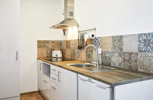 a kitchen with a sink and a counter top at EcoVillas Escudeira in Reguengos de Monsaraz