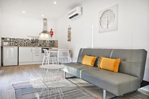a living room with a couch and a kitchen at EcoVillas Escudeira in Reguengos de Monsaraz