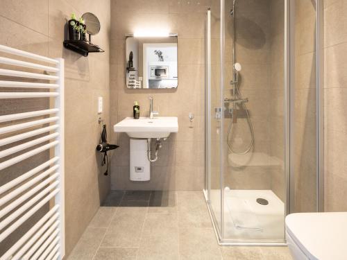 een badkamer met een douche, een wastafel en een toilet bij limehome Frankfurt Gutleutstraße - Digital Access in Frankfurt am Main