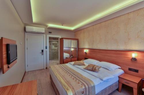 Un pat sau paturi într-o cameră la Seymen Hotel
