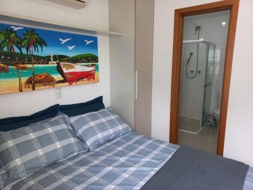 1 dormitorio con 1 cama y una pintura en la pared en Viapiana Cobertura 301, en Bombinhas