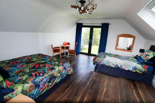 מיטה או מיטות בחדר ב-Luxury 6 Bedroom Spiddal Villa, Jacuzzi, Balcony