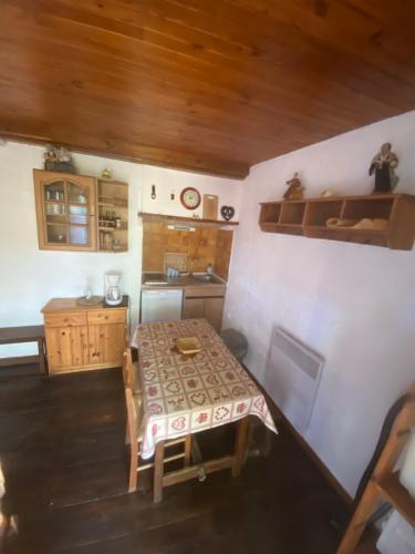 d'une cuisine avec une table. dans l'établissement En pleine nature avec jardin, à Les Blancs