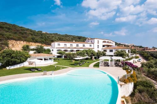 vista aerea di un resort con ampia piscina di Hotel dP Olbia - Sardinia a Olbia