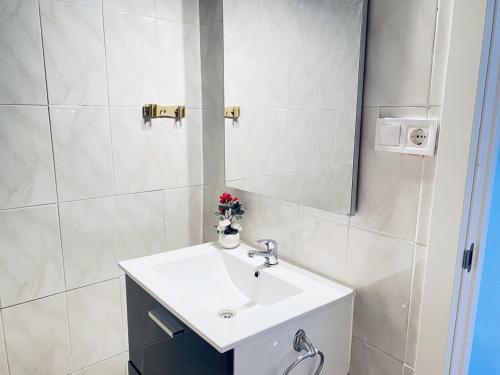 een badkamer met een wastafel en een spiegel bij Apartamento Doble Exterior en la GRAN VIA de Madrid in Madrid