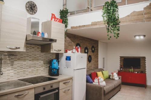 eine Küche und ein Wohnzimmer mit einem weißen Kühlschrank in der Unterkunft Frizzi & Lazzi House in Neapel