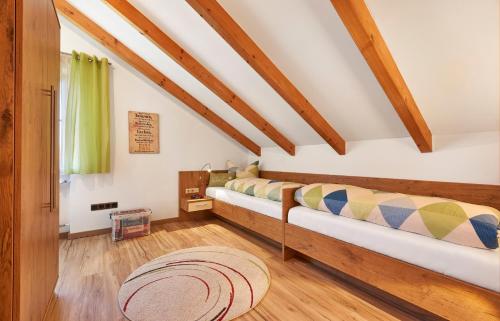 Ένα ή περισσότερα κρεβάτια σε δωμάτιο στο Ferienwohnungen Haus Elisabeth