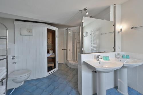 La salle de bains est pourvue de 2 lavabos, de toilettes et d'une douche. dans l'établissement Ferienwohnung 13 Villa Celia Sellin, à Sellin