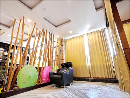 a black chair in a room with bamboo at Indira Nikunj Rubystone Exotic in Rishīkesh