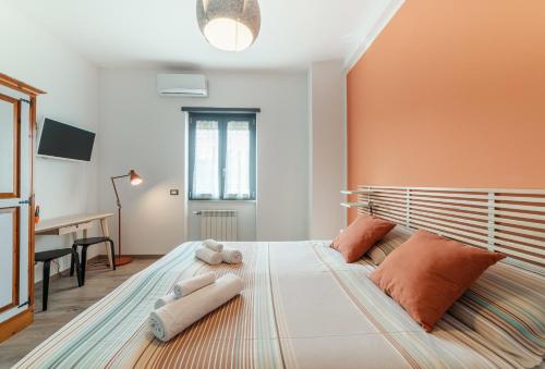 ローマにあるB&B Il Giardino di Gabriのベッドルーム1室(オレンジ色の壁の大型ベッド1台付)