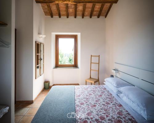 1 dormitorio con cama y ventana en Appartamento Bellavista, en Celleno