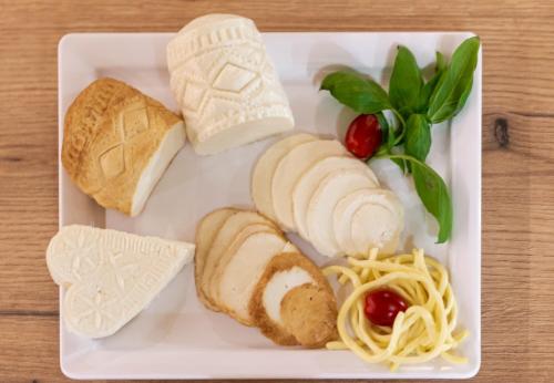 een wit bord met eten, zoals brood en pasta bij Willa Kocham Tatry in Zakopane