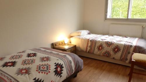 a bedroom with two beds and a window at Appartement 4 personnes au cœur de Vannes in Vannes