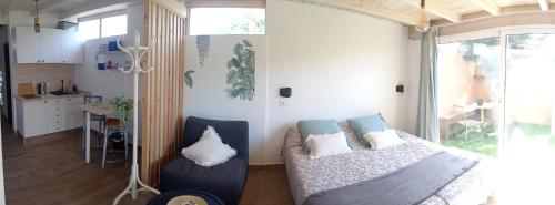 Habitación pequeña con cama y ventana en Mar&dunas, en La Oliva