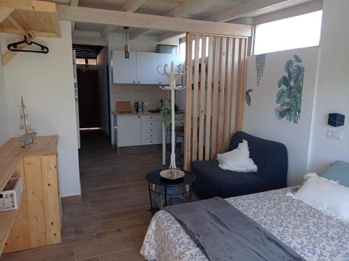 1 dormitorio con 1 cama y cocina pequeña en Mar&dunas, en La Oliva