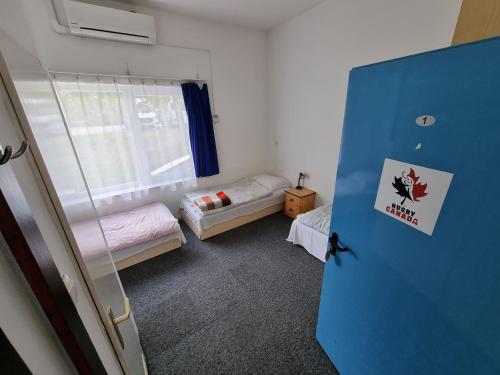 En eller flere senger på et rom på Rugby Club Hostel