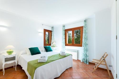 um quarto branco com uma cama e uma janela em Villa Jacelia em Sa Pobla