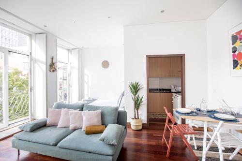 Bonjardim Studio w/ Balcony by LovelyStay