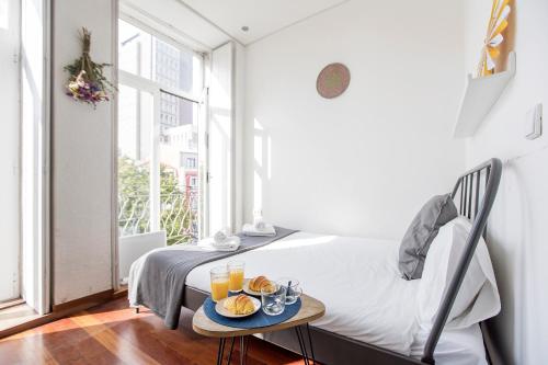 Bonjardim Studio w/ Balcony by LovelyStay