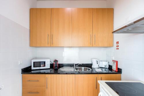 Bonjardim Studio w/ Balcony by LovelyStay