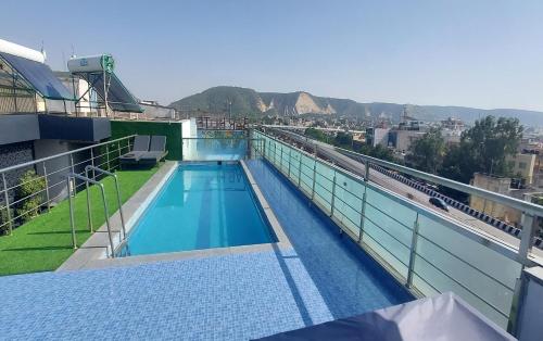 una piscina sul tetto di un edificio di Broadway Inn a Jaipur