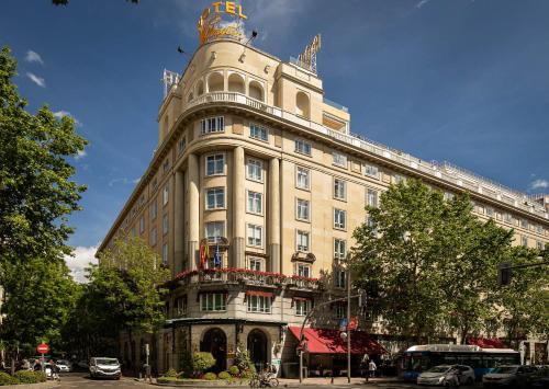 ein großes Gebäude mit einem Turm darüber in der Unterkunft Wellington Hotel & Spa Madrid in Madrid