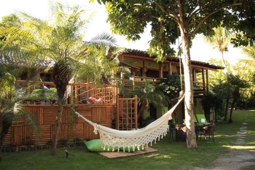鏡子海灘的住宿－Villa Nicolle - Bahia - Praia do Espelho，房子前面的吊床