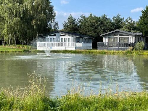 Bramble Lodge with Hot Tub