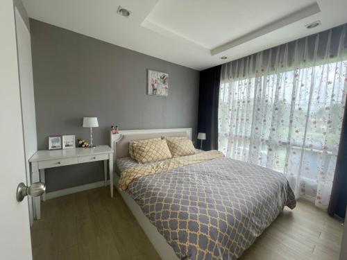 Tempat tidur dalam kamar di Exclusive Garden View 1 bedroom suite @Patio Bangsaen