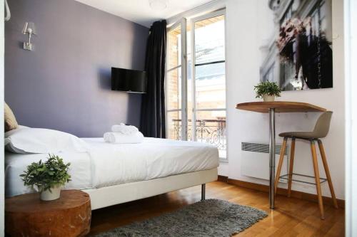 a bedroom with a white bed and a window at 404 - Petit bijou dans immeuble hôtelier Paris 5 in Paris
