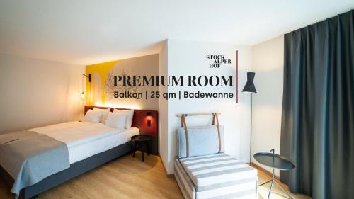 um quarto de hotel com uma cama e uma cadeira em Hotel Stockalperhof em Brig