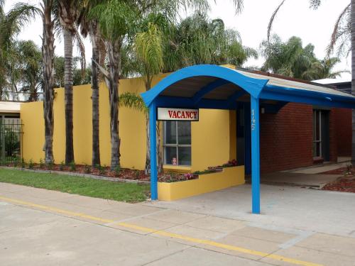 a yellow and blue building with a waiting room at Mid City Plantation Motel in Mildura