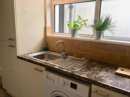 Η κουζίνα ή μικρή κουζίνα στο Belfast townhouse in prime location in Belfast City