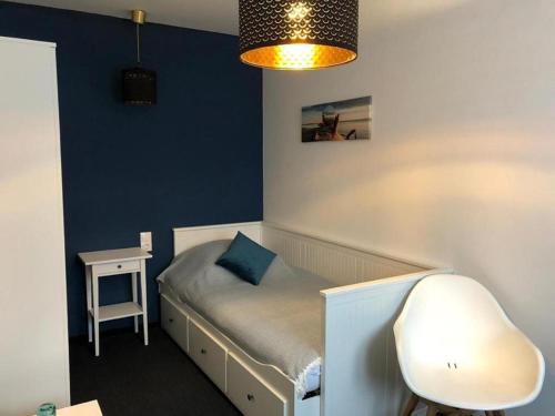 a small bedroom with a bed with a blue wall at Der Piestingerhof in Markt Piesting