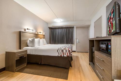 een hotelkamer met een bed en een flatscreen-tv bij Red Roof Inn Durham - Duke Univ Medical Center in Durham
