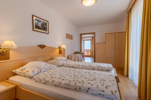 A bed or beds in a room at Wiesengrund - Wohnung 1