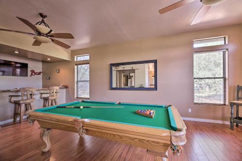 Biliár nebo kulečník v ubytování Game Room and Community Amenities Overgaard Home!